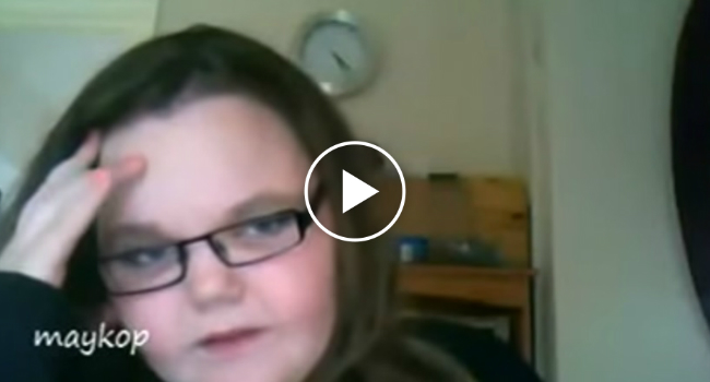 Rapariga Não Consegue Atingir a Nota Certa Da Música Rapariga Não Consegue Atingir a Nota Certa Da Música