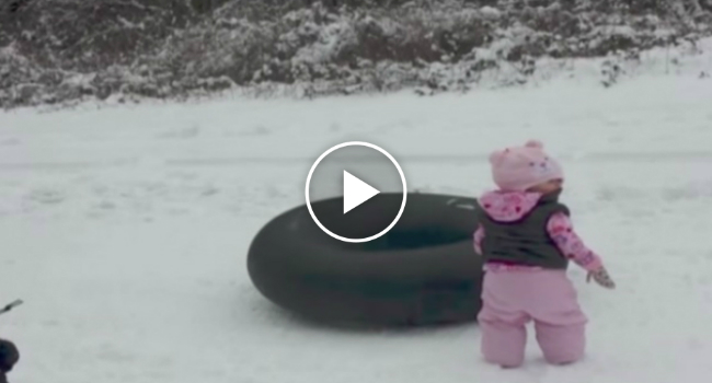O Objetivo Era Filmar a 1ª Vez Da Sua Bebé Na Neve, Mas Veja o Que Acontece A Seguir