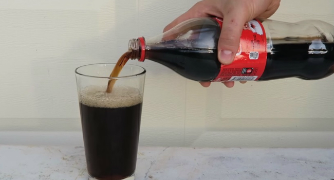 Sabe o Que Acontece Quando Se Mistura Coca-Cola e Lixívia?