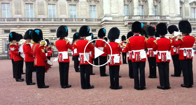 O Render Da Guarda Real Britânica Ao Som Da Música Da Guerra Dos Tronos