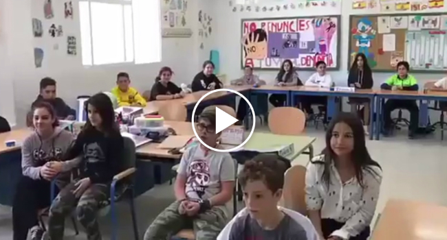Grupo De Crianças Espanholas Canta o Tema De Salvador Sobral Dentro Da Sala De Aula Grupo De Crianças Espanholas Canta o Tema De Salvador Sobral Dentro Da Sala De Aula