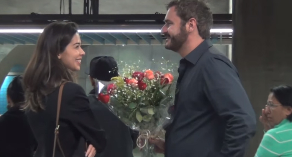 E Se Um Estranho a Encarasse Na Rua… Com Flores! E Se Um Estranho a Encarasse Na Rua… Com Flores!