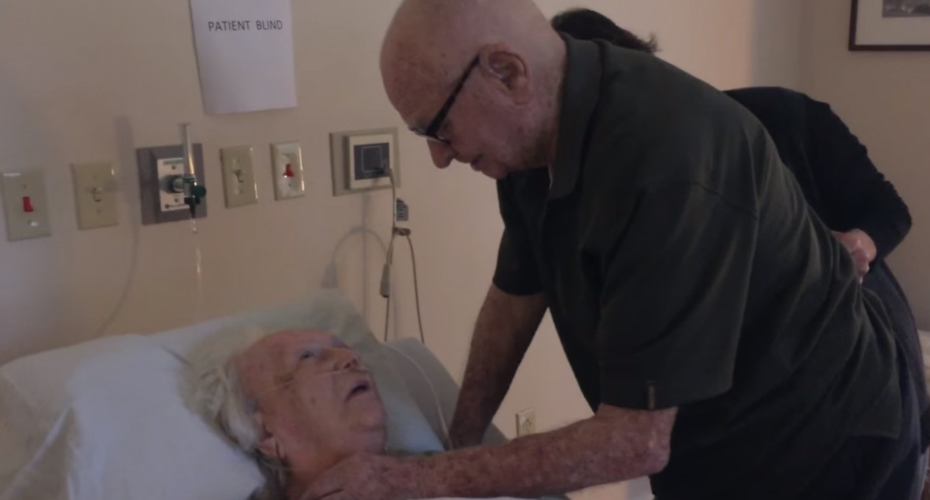 Momento Adorável Em Que Marido Canta Para a Sua Esposa De 93 Anos Nos Seus Últimos Dias De Vida