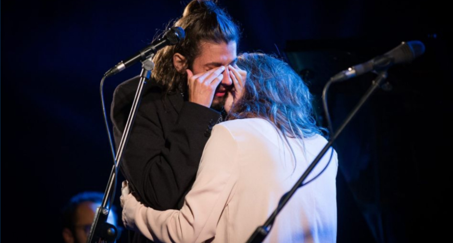Salvador Sobral Interrompe Amar Pelos Dois Para Chorar Nos Ombros Da Irmã