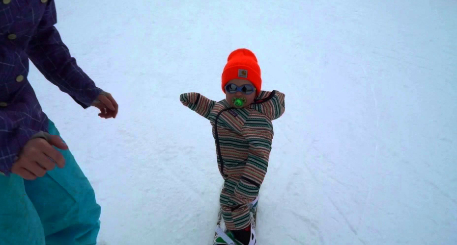 Bebé Com 14 Meses Ainda De Chupeta Faz Snowboard Como Um “Profissional” Bebé Com 14 Meses Ainda De Chupeta Faz Snowboard Como Um “Profissional”
