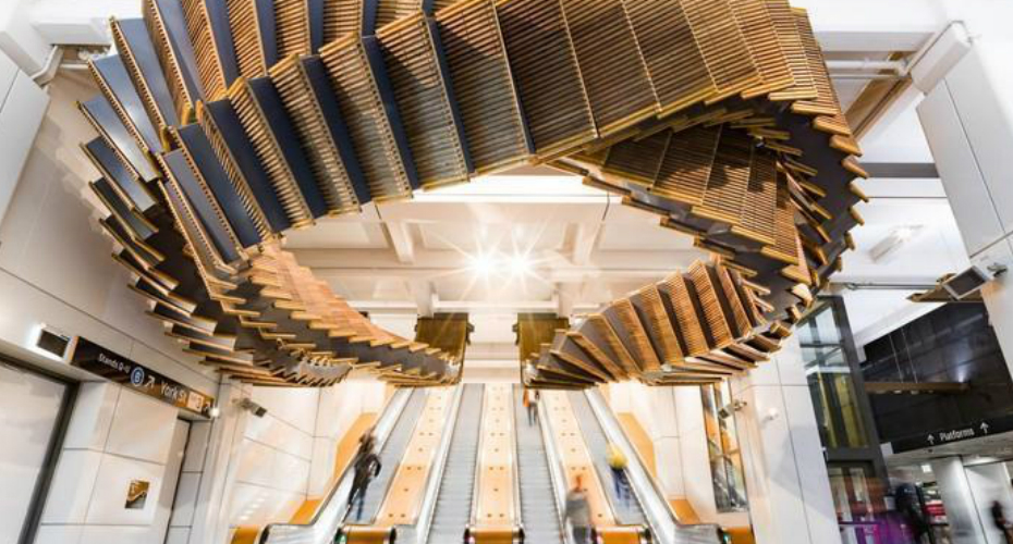 Antiga Escada Rolante De Madeira Transformada Em Escultura Como Decoração Da Sua Versão Mais Moderna