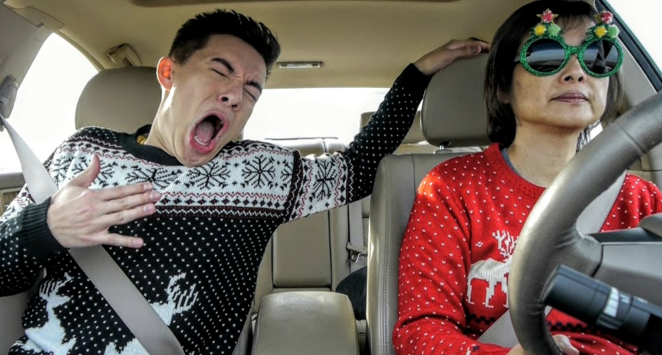 Jovem Interpreta Várias Músicas De Natal Durante Viagem De Carro Com a Sua Mãe De Forma Hilariante