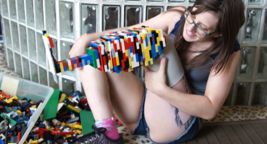 Jovem Amputada Cria a Sua Própria Prótese Em LEGO
