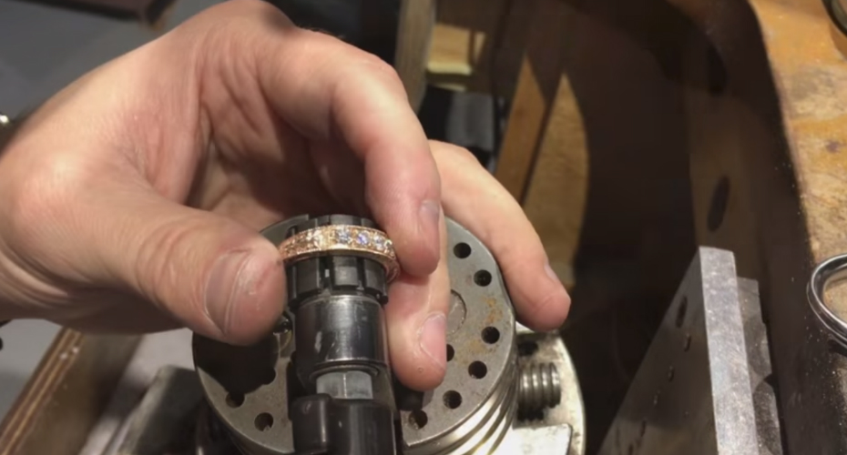 VIDEO: Ourives Mostra Processo De Construção De Um Anel Em Ouro Cravado Com Diamantes