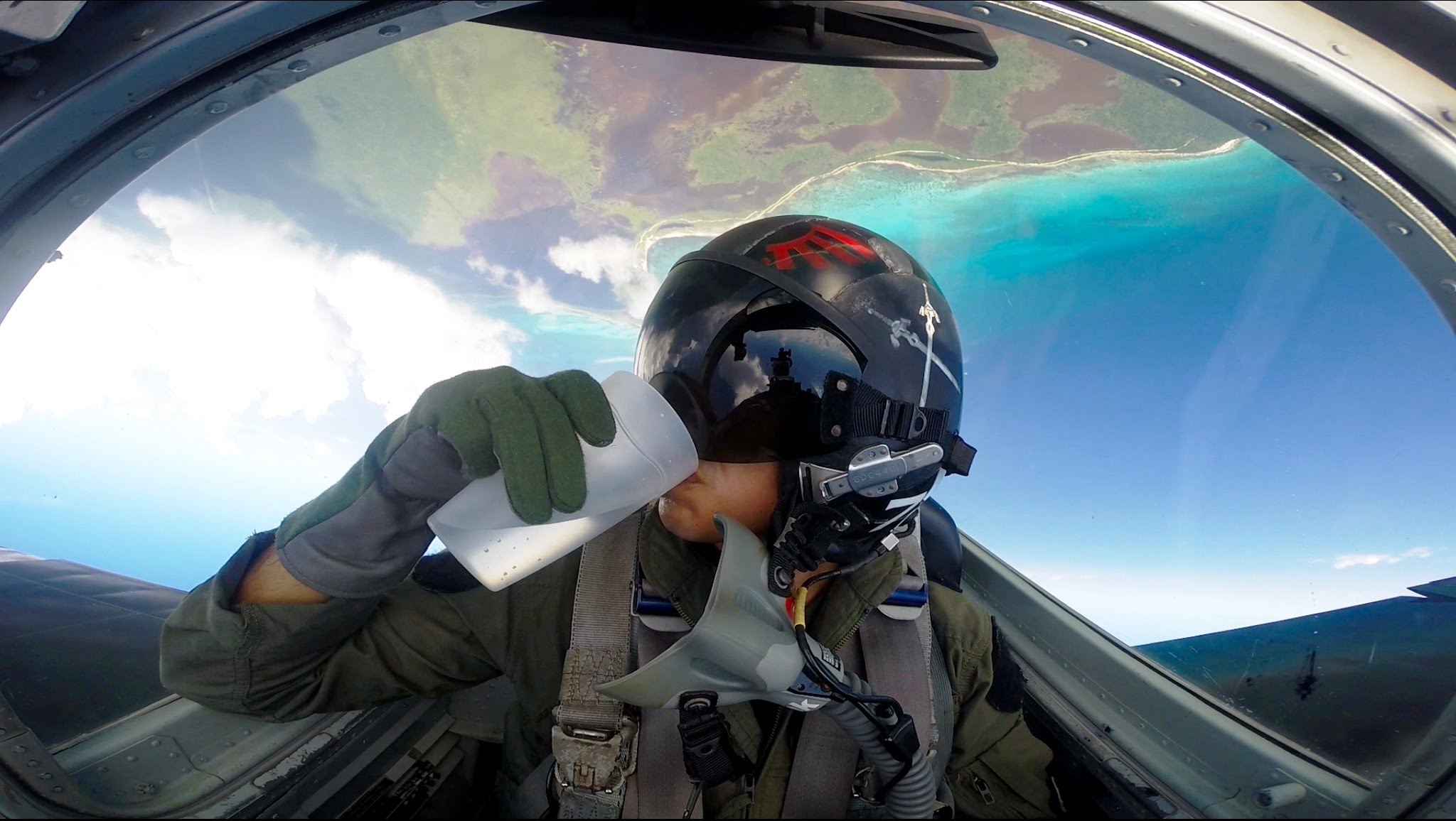 VIDEO: Como é Beber Um Copo Com Água Aos Comandos De Um Avião Caça