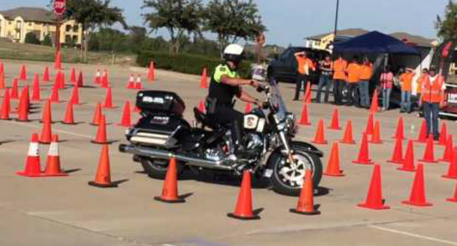 Polícia Mostra Como Se Manobra Uma Harley Davidson Em Difícil Competição