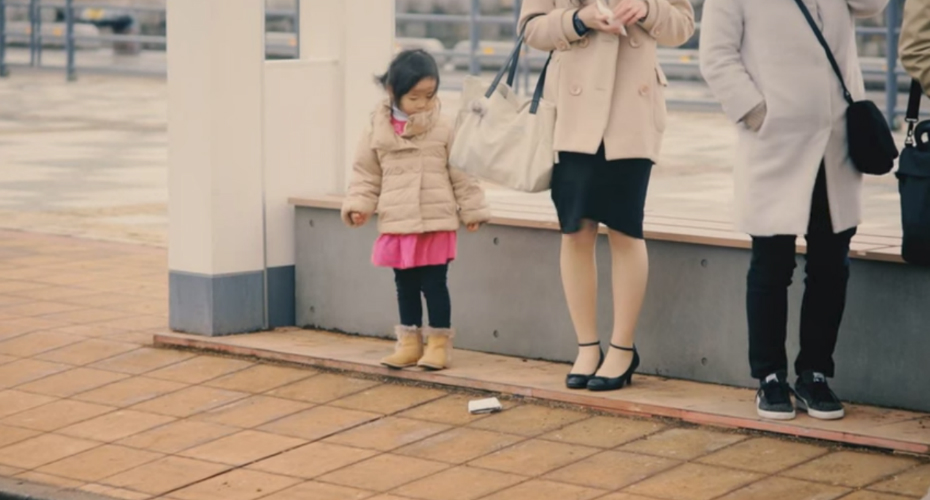 VIDEO: Como Reagem As Crianças Ao Verem Estranhos a Deixar Cair Uma Carteira VIDEO: Como Reagem As Crianças Ao Verem Estranhos a Deixar Cair Uma Carteira