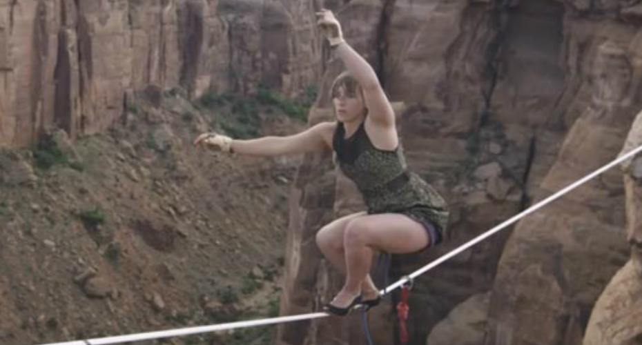 VIDEO: Sem Perder a Elegância: Equilibrista Percorre Corda Bamba Usando Saltos Altos