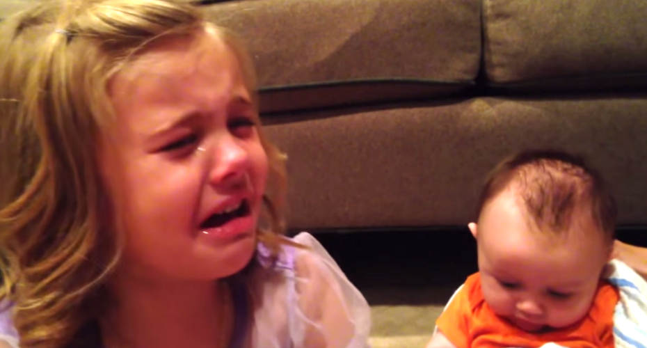 VIDEO: Menina De 5 Anos Chora Perdidamente Porque Não Quer Que o Irmão Mais Novo Cresça