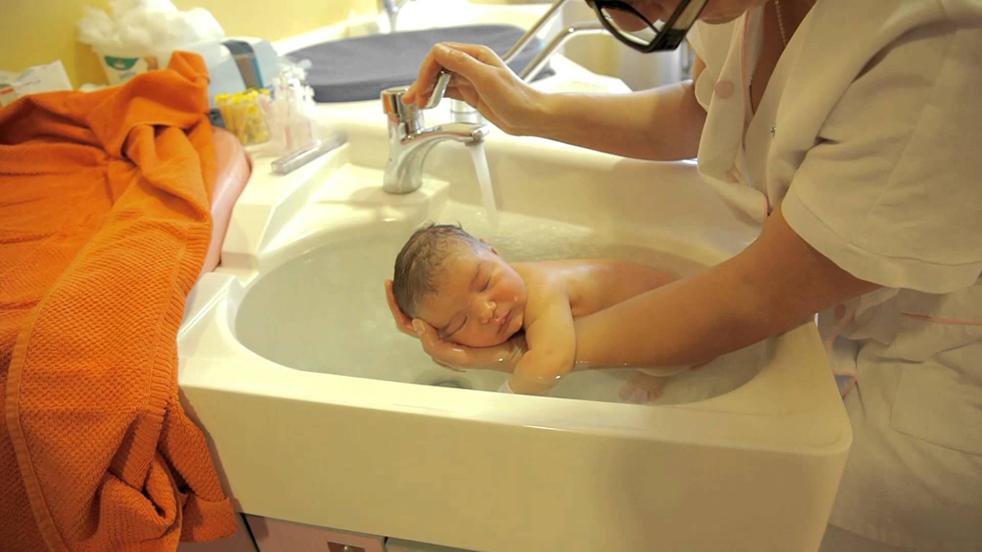 VIDEO: Técnica Maravilhosa Para Relaxamento De Um Bebé Durante o Banho