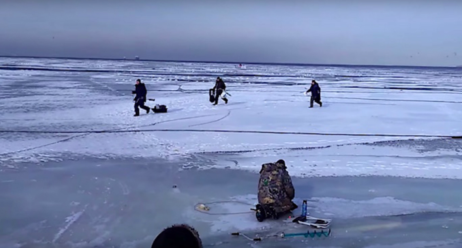 Ondulação Debaixo De Gelo Interrompe Momento De Pesca
