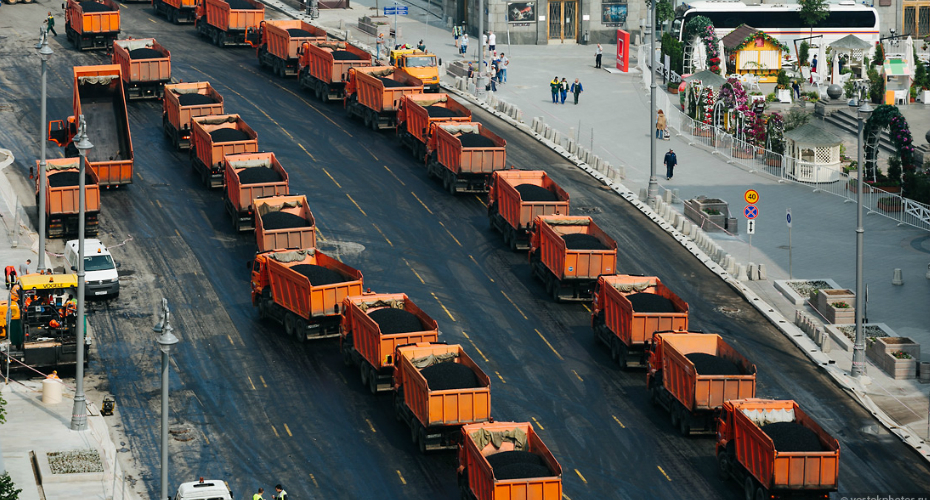 VIDEO: 300 Veículos Trabalham Em Perfeita Harmonia Para Alcatroar Enorme Estrada Num Só Dia VIDEO: 300 Veículos Trabalham Em Perfeita Harmonia Para Alcatroar Enorme Estrada Num Só Dia