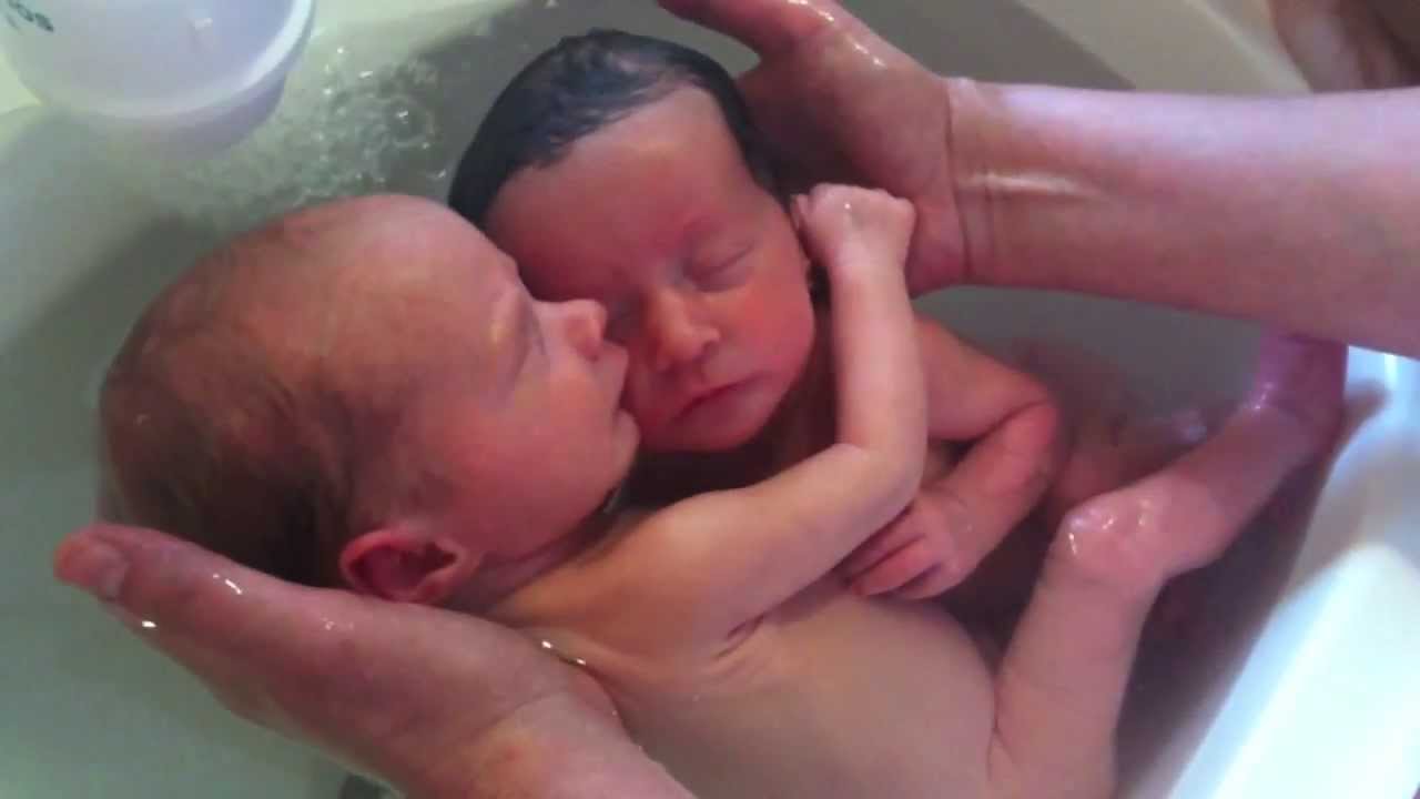 VIDEO: Bebés Gémeos Não Percebem Que Nasceram e Mantêm-se Agarradinhos