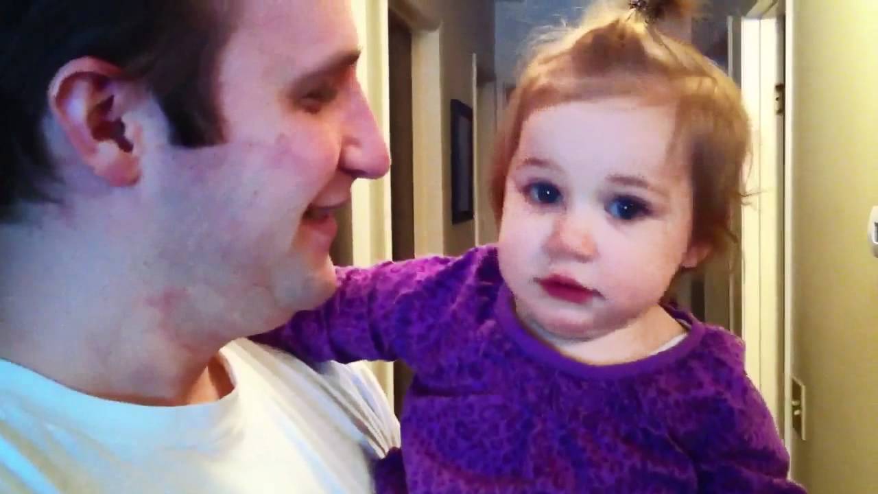VIDEO: Pai Corta Enorme Barba e Deixa Filha De 1 Ano Confusa