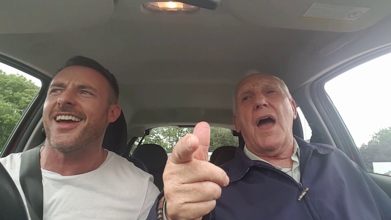 VIDEO: Pai Com Alzheimer Recua No Tempo Ao Fazer Emocionante Dueto Com o Seu Filho