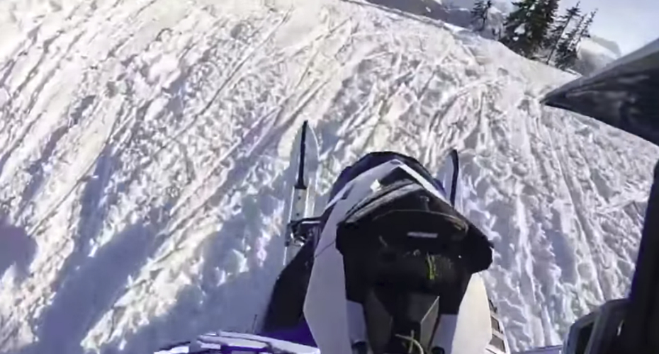 VIDEO: Moto De Neve Rebelde Não Se Deixa Dominar Por Condutor
