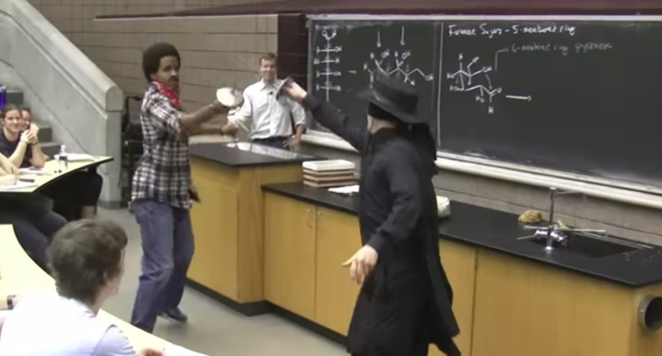VIDEO: Zorro Salva O Dia Durante Uma Aula Numa Universidade Do Michigan