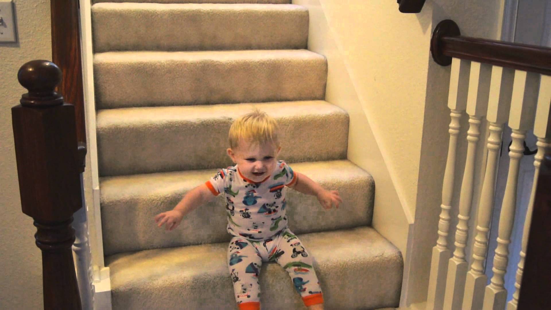 VIDEO: Bebé Ri à Gargalhada Após Descobrir Nova Forma De Descer As Escadas