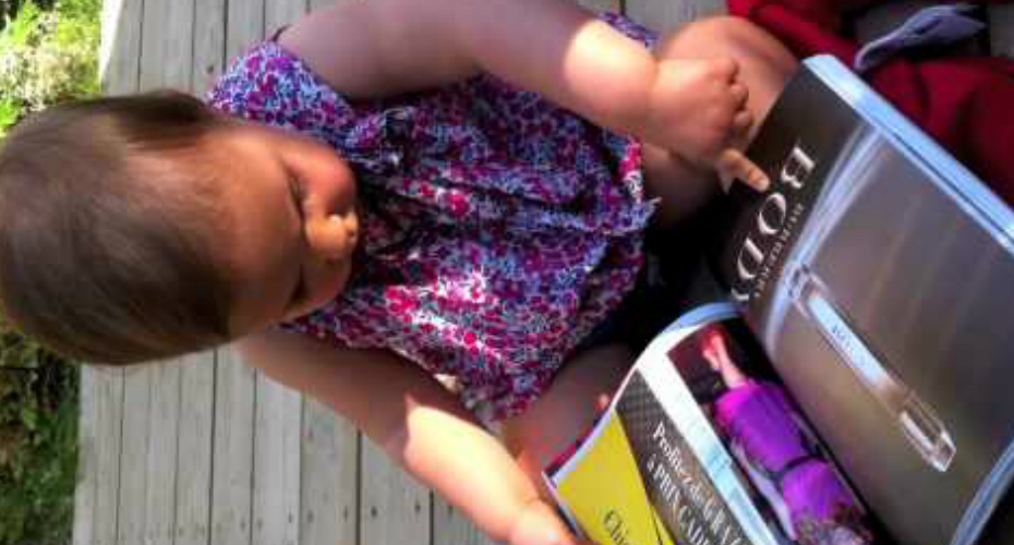 VIDEO: Bebé Pensa Que a Revista é Um iPad