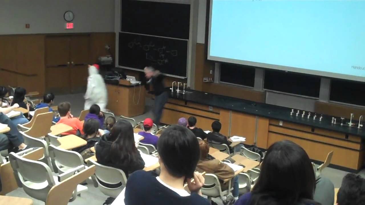 VIDEO: Aluno Veste-se De Galinha Para Irritar Professor VIDEO: Aluno Veste-se De Galinha Para Irritar Professor