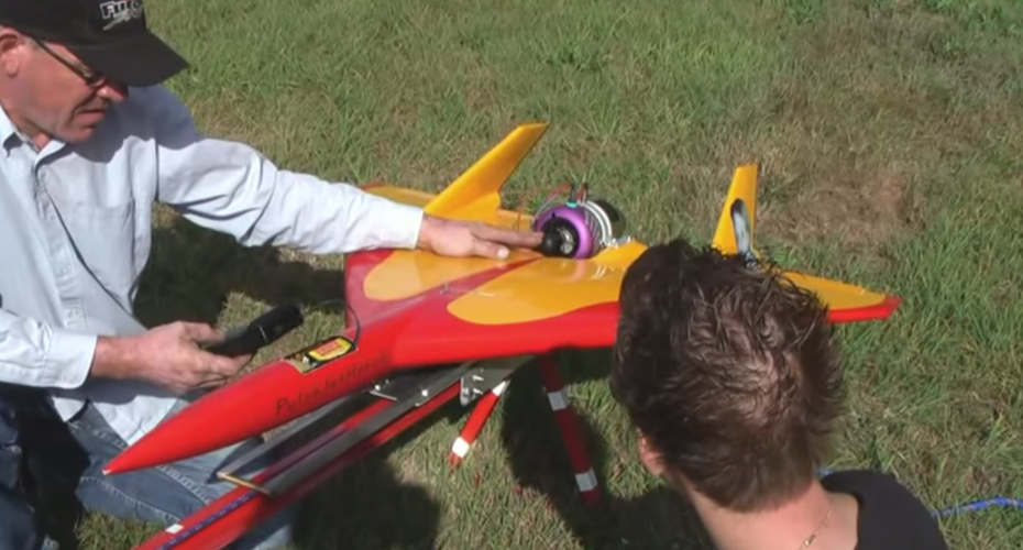 VIDEO: Avião a Jato Telecomandado, o Brinquedo Que Todos Os Adultos Gostariam De Ter