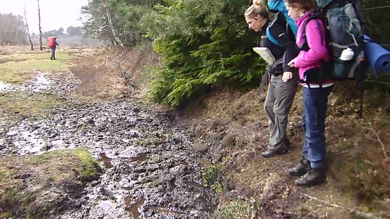 VIDEO: Jovem Tenta Fazer Um Salto e Acaba Com a Cara Enterrada Na Lama