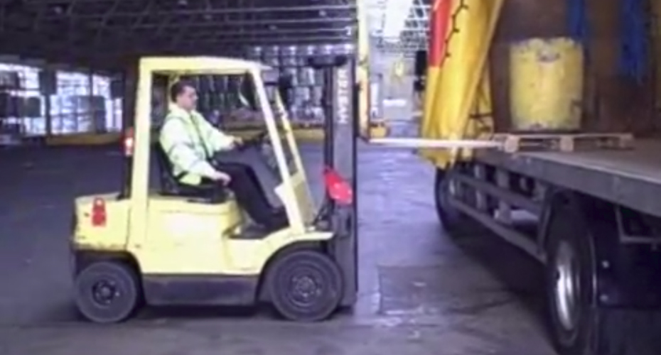 VIDEO: Manobrador De Empilhador Consegue Impressionar Os Colegas Ao Fazer Truque Genial Por Acidente