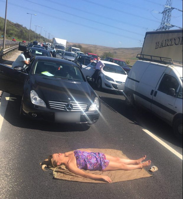 Mulher Decidiu Apanhar Banhos De Sol Após Ficar Retida No Trânsito Durante  Horas