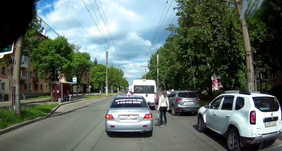 Automobilista Impede Pedestre De Atravessar Estrada Por Estar a Fazê-lo No Lugar Errado