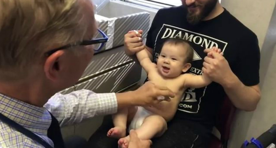 Pediatra Usa Inteligente Método Para Distrair Bebé Enquanto Lhe Dá 2 Injeções Pediatra Usa Inteligente Método Para Distrair Bebé Enquanto Lhe Dá 2 Injeções