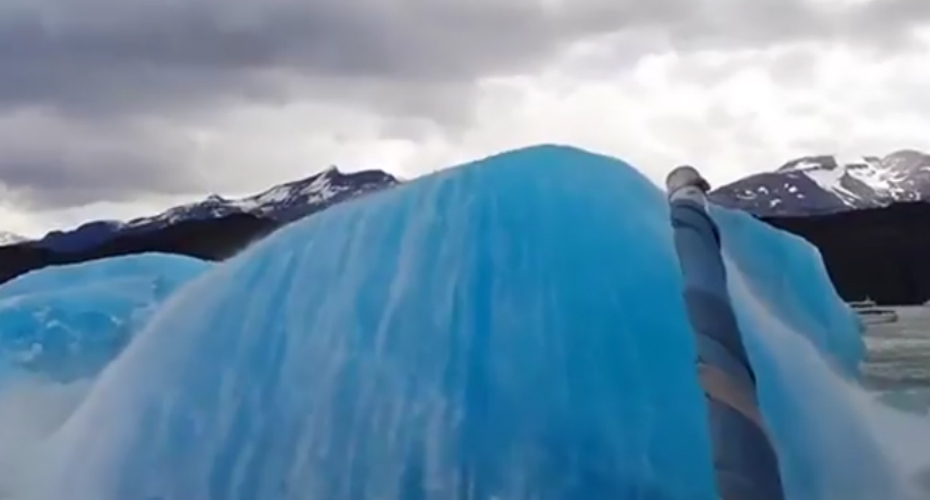 Iceberg Surge Do Nada Diante De Barco Turístico Na Patagónia