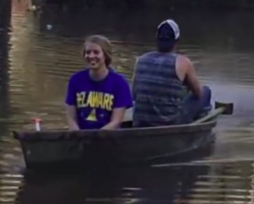Homem Tem Ideia Genial Para Andar De Barco a Remos Sem Esforço Homem Tem Ideia Genial Para Andar De Barco a Remos Sem Esforço