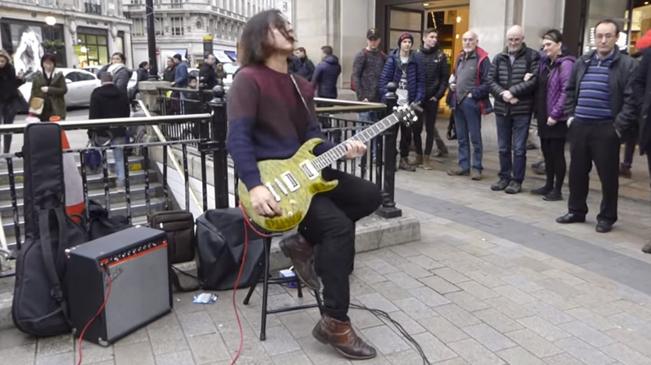Jovem Guitarrista Faz Solo De Guitarra Verdadeiramente Espetacular De “Sultans of Swing” Em Plena Rua