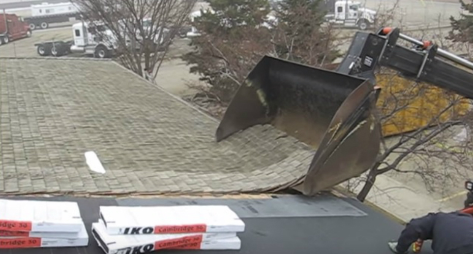 Meticuloso Operador Remove Telhado Com Retroescavadora Sem Danificar Casa Meticuloso Operador Remove Telhado Com Retroescavadora Sem Danificar Casa