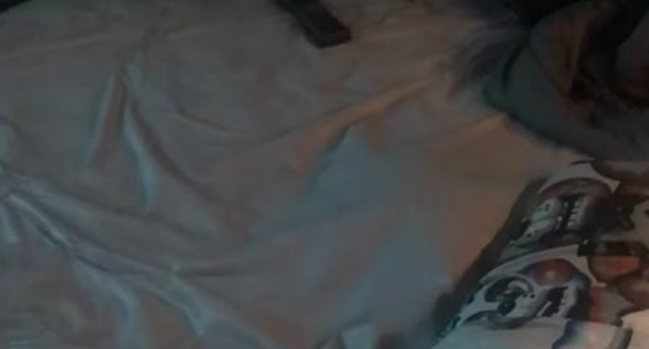 Homem Filma Bizarra Movimentação Debaixo Dos Lençóis Da Sua Cama