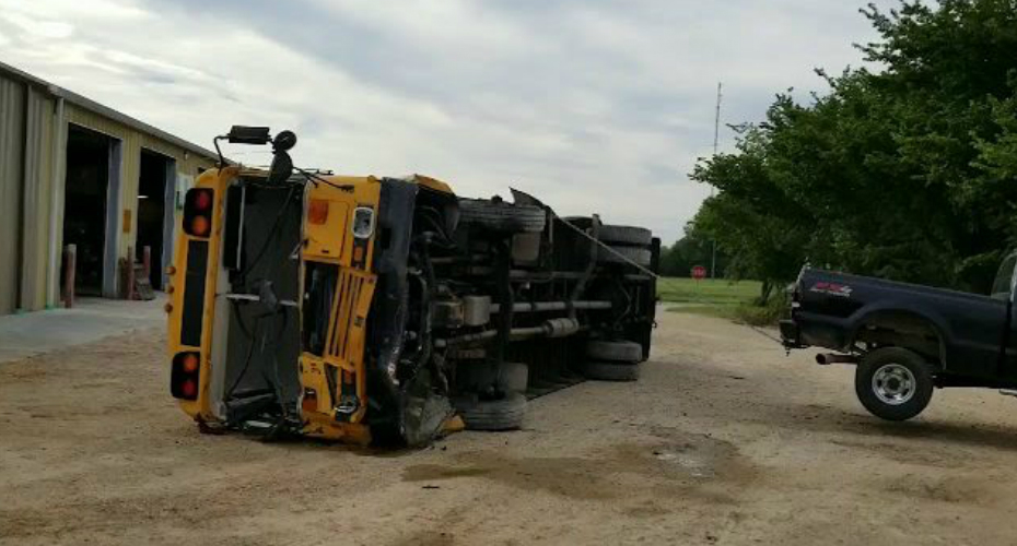 Pickup Ford Mostra a Força Que Tem Ao Virar Autocarro Escolar Pickup Ford Mostra a Força Que Tem Ao Virar Autocarro Escolar