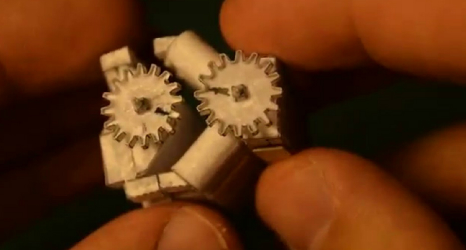 Habilidoso Homem Cria Miniatura De Motor V8 Inteiramente Feito Em Papel