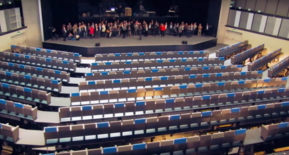 Dinâmico Centro De Convenções Na Suíça Adequa o Auditório Às Necessidades De Cada Evento