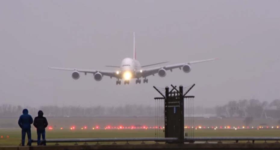 Maior Avião Comercial Do Mundo: Airbus A380 Da Emirates Faz Aterragem Impressionante Na Holanda