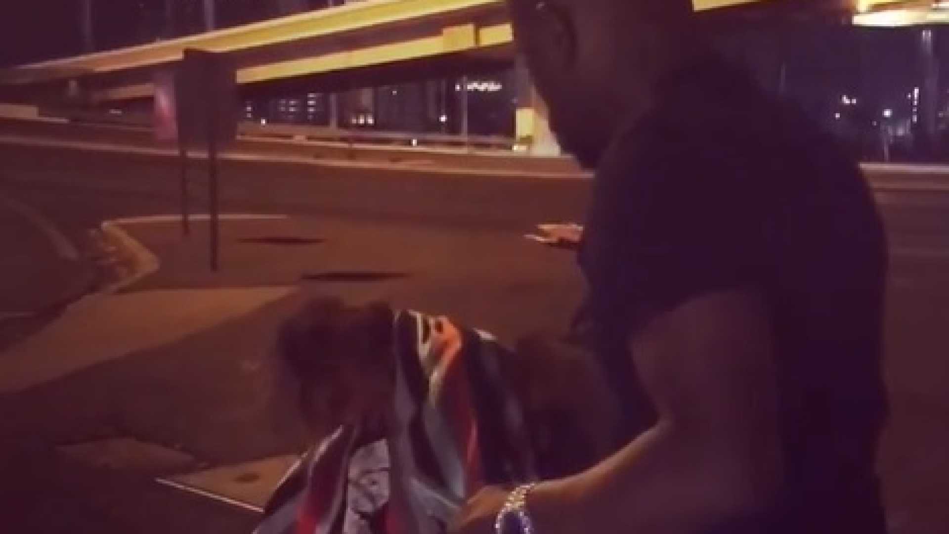 Sem-Abrigo Surpreendido Por Mayweather. Pugilista Deu-Lhe 1000 Dólares Sem-Abrigo Surpreendido Por Mayweather. Pugilista Deu-Lhe 1000 Dólares