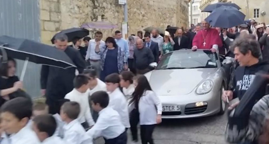Vídeo Gera Polémica Ao Mostrar Crianças a Puxarem Porsche Com Arcebispo No Interior