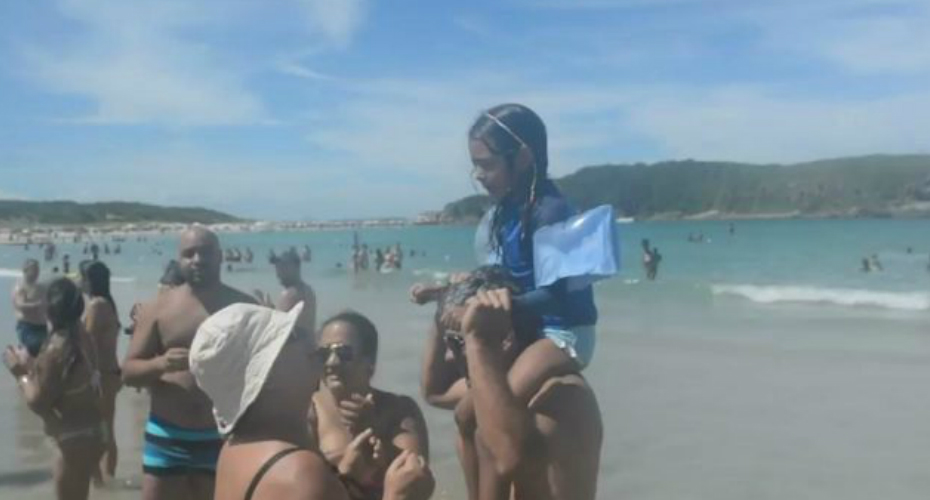 Menina Perde-se Na Praia Mas é Encontrada Graças Às Palmas Dos Banhistas