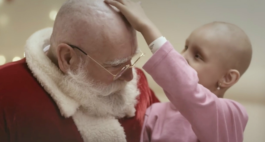 Pai Natal Rapa o Cabelo Durante Visita a Crianças Que Lutam Contra o Cancro