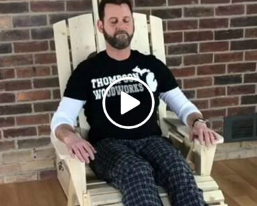 Homem Desenvolve Cadeira De Madeira Com Massagem Completa Incluída