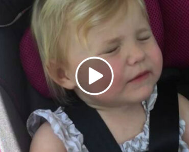 Adorável Menina De 2 Anos Canta Música De Louvor Com Todo o Seu Coração